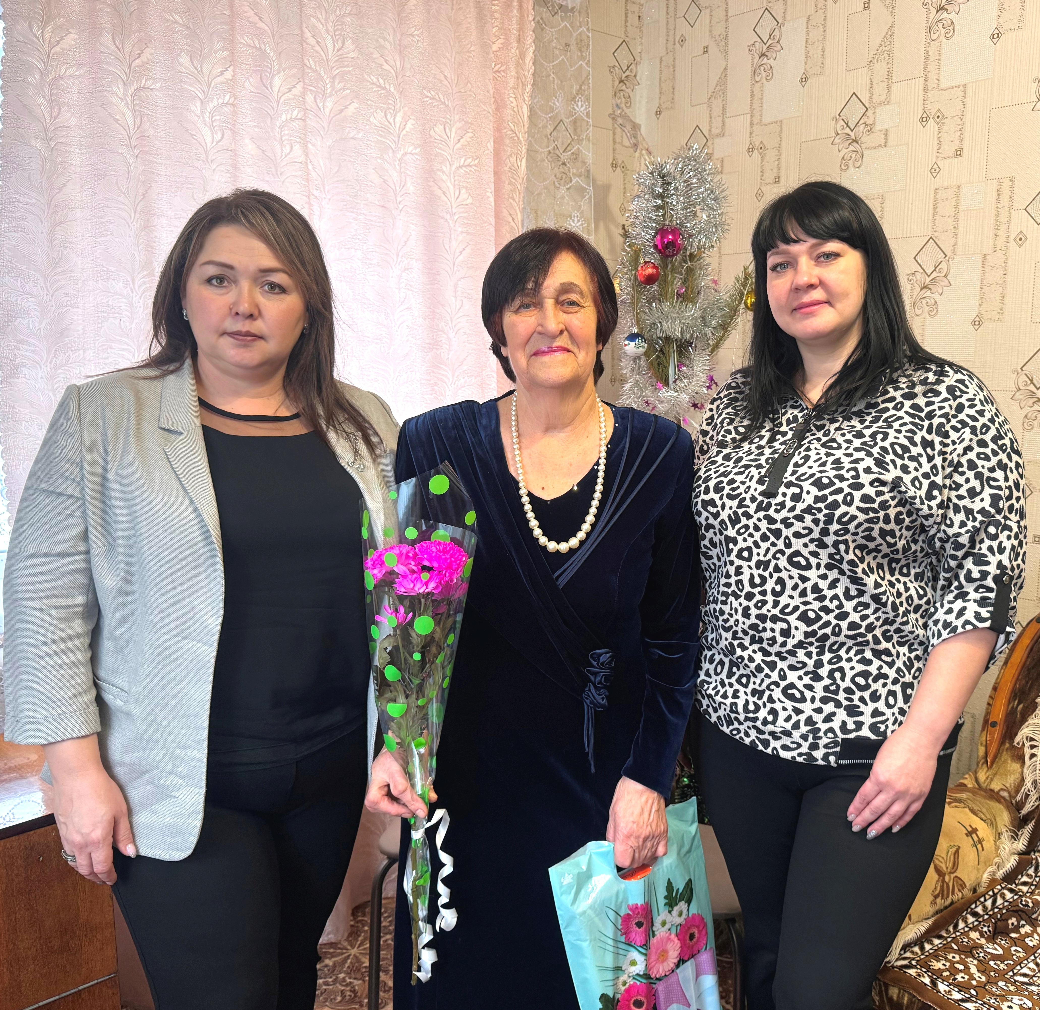 Глава Новопушкинского МО поздравила с днем рождения председателей Совета ветеранов..