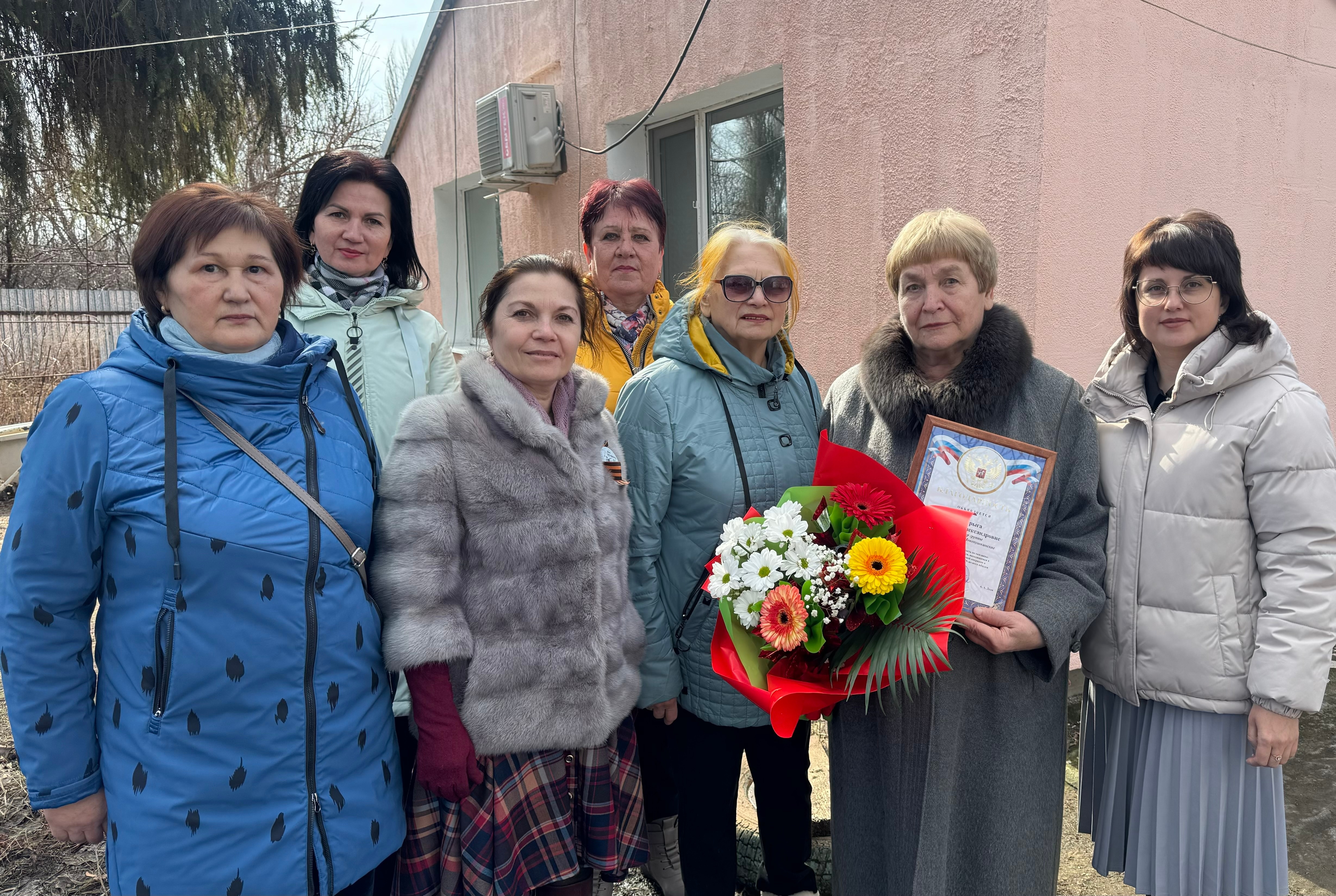 Заместитель главы администрации Новопушкинского МО поздравила с юбилеем &quot;серебрянного&quot; волонтера.