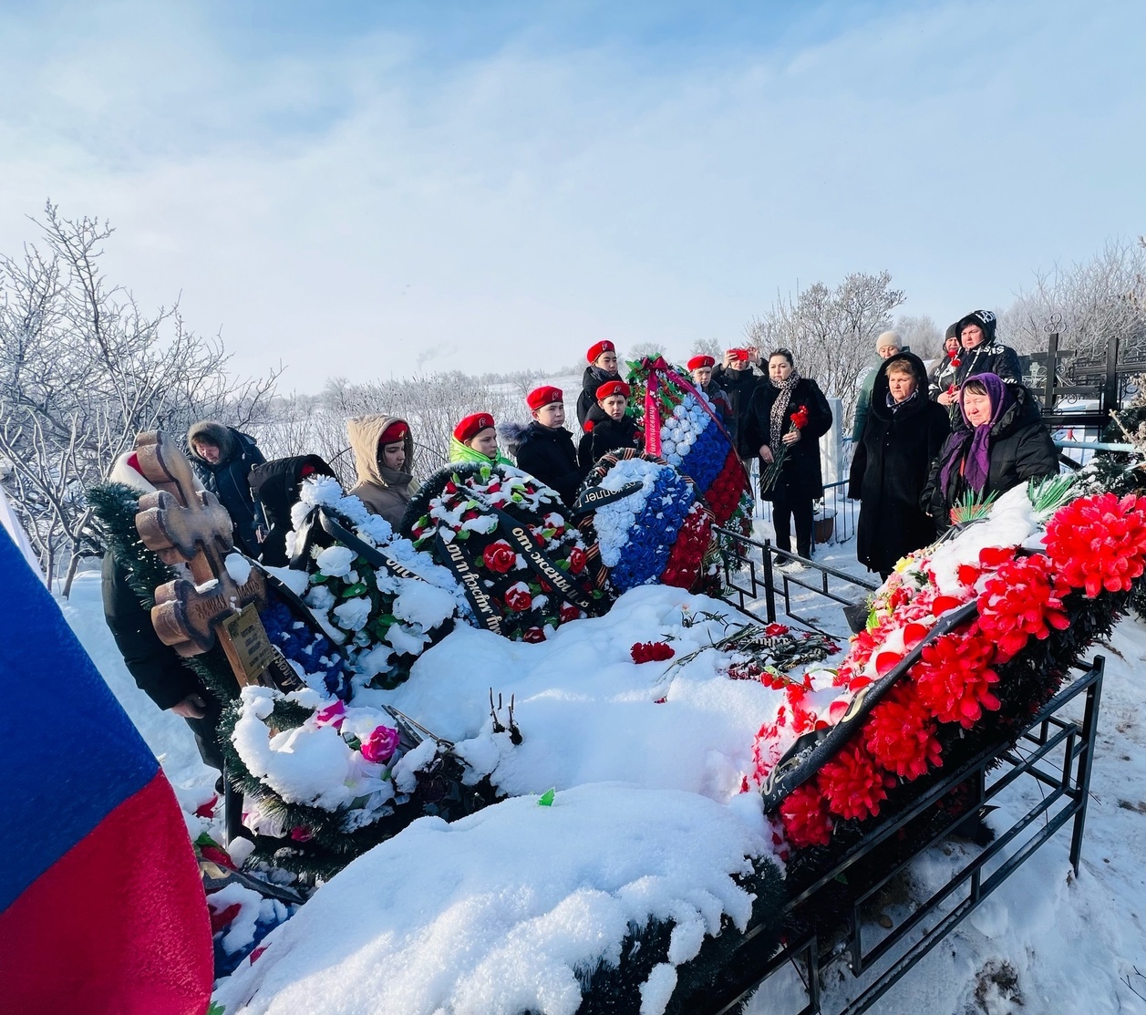 Возложения цветов на могилы воинов.