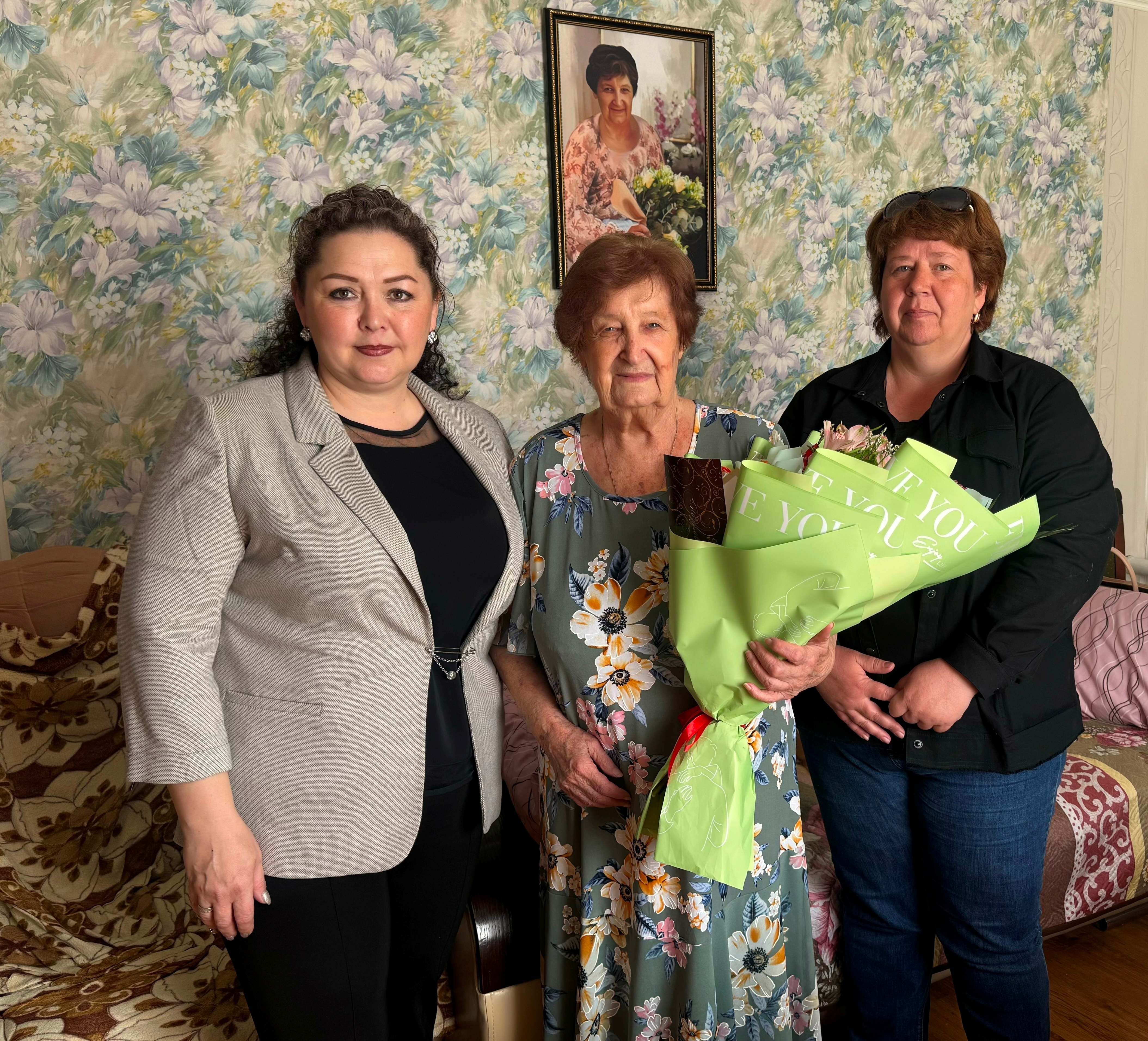 Глава Новопушкинского МО поздравила председателя п. им. К. Маркса.