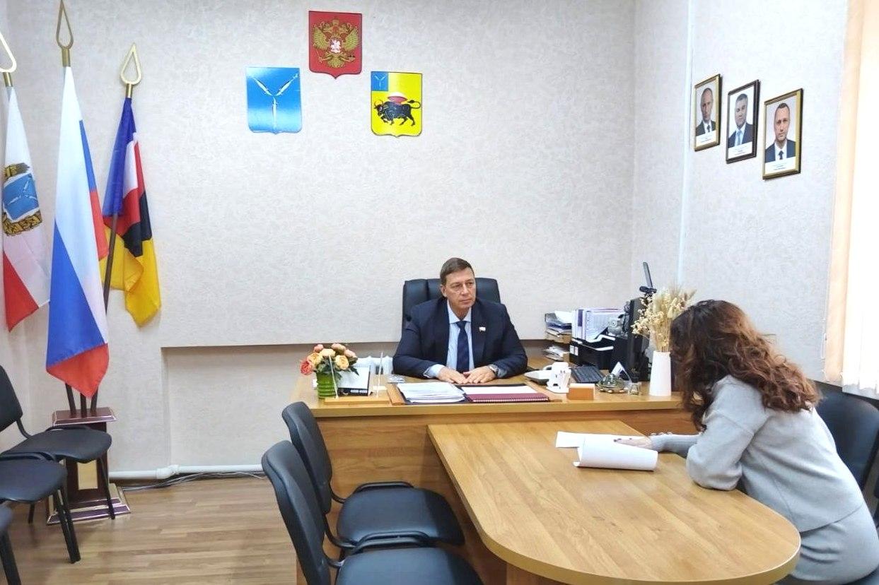 Прием граждан членами Всероссийской политической партией &quot;Единая Россия&quot;.
