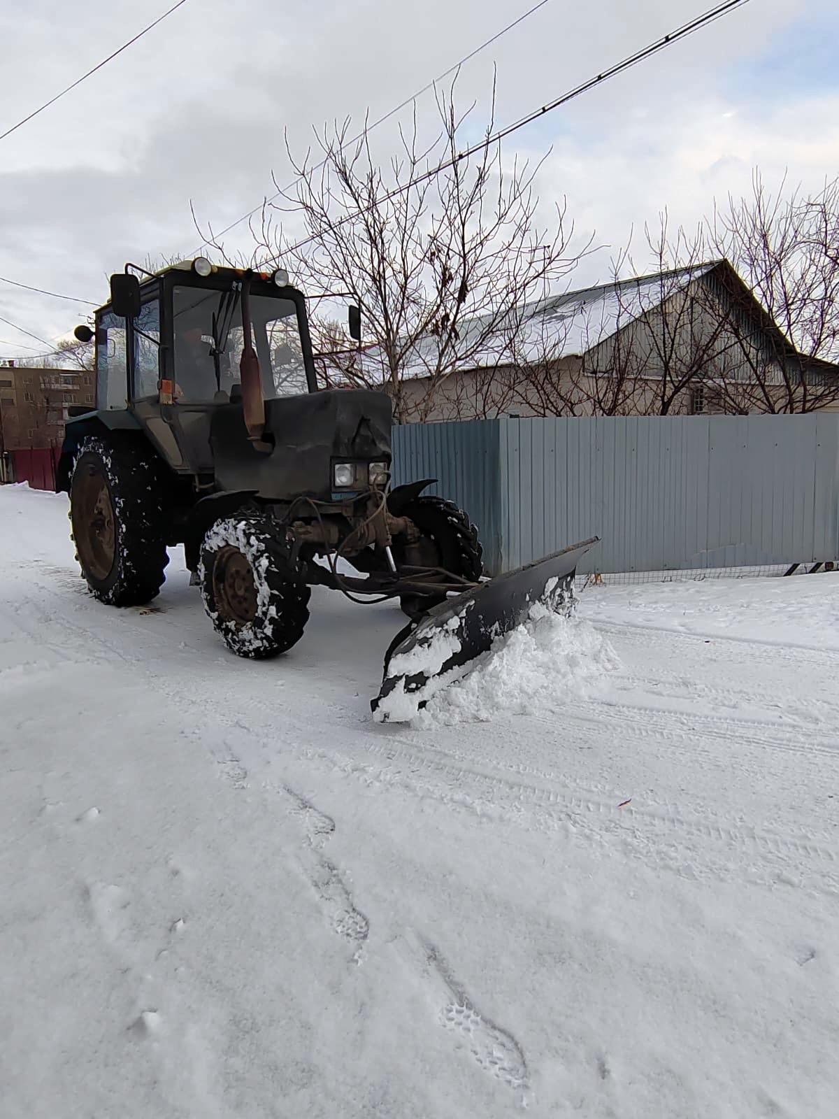 В Новопушкинском МО продолжаются работы по расчистке снега.