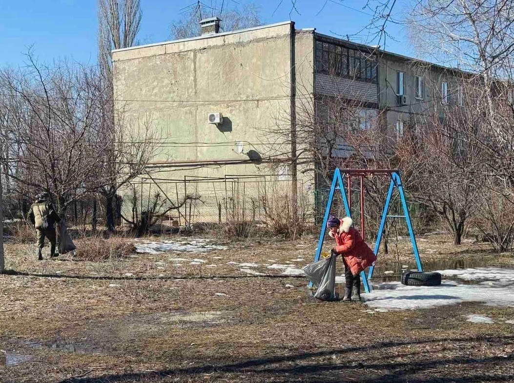 Работы по санитарной очистке и благоустройству территории.