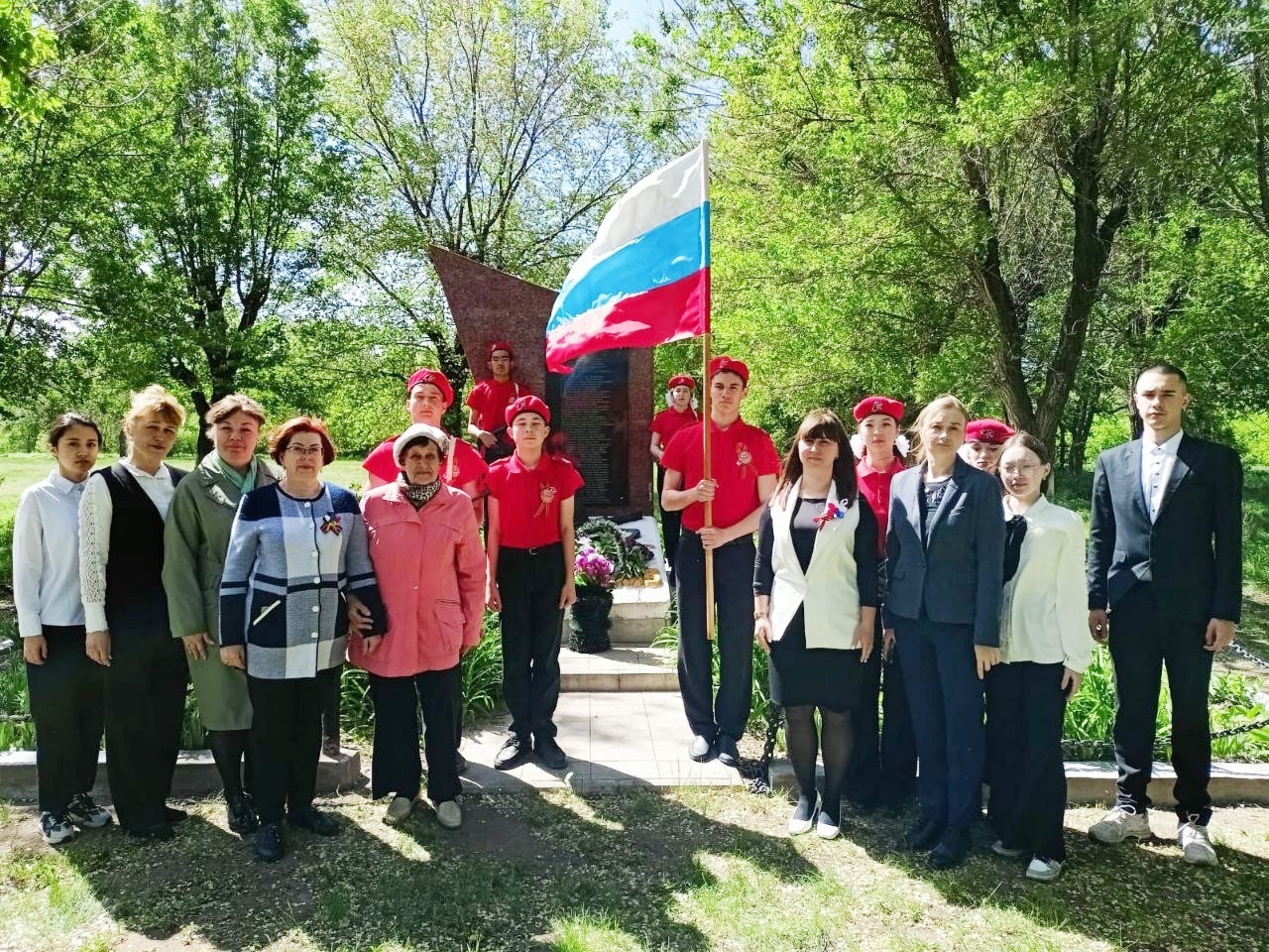 Возложение цветов и корзин в память об участниках ВОВ.